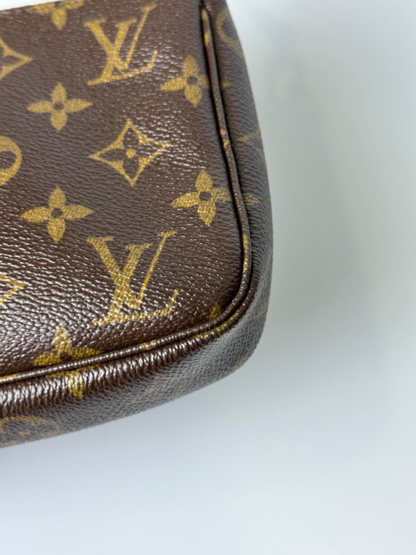 LV POCHETTE MONOGRAM