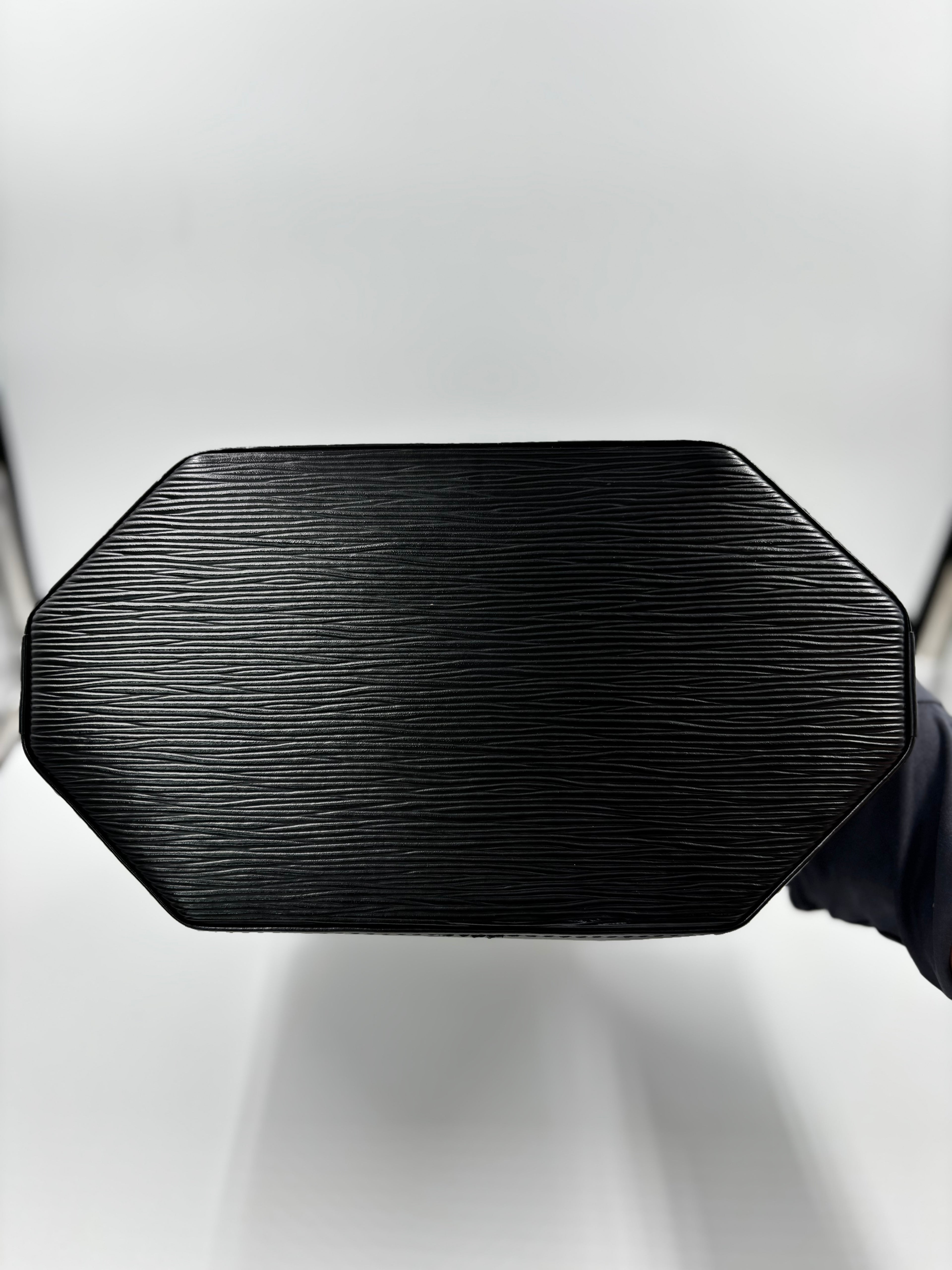 LV Epi Leather Sac D'Epaule PM Bag